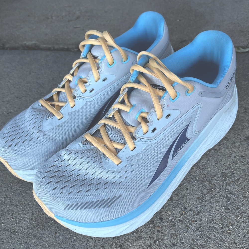 Like new Altra Via Olympus 2 sneakers, size 9